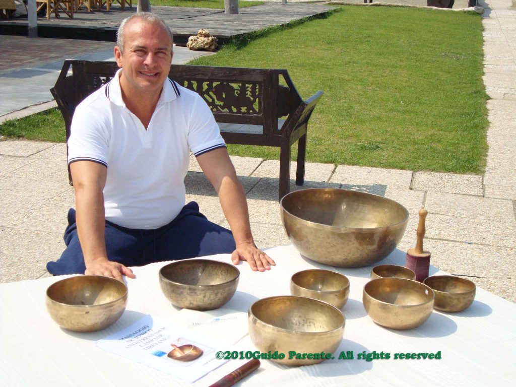 Guido Parente con le campane tibetane